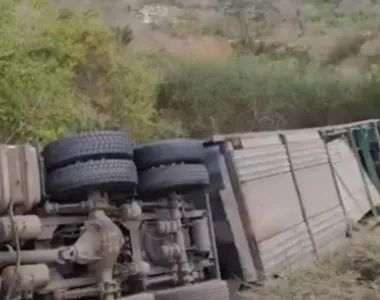 Carreta tombou no acostamento da rodovia