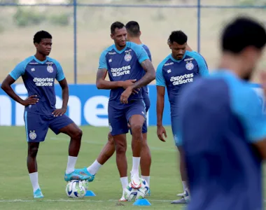 Elenco do Bahia em treino realizado na manhã deste domingo (18)