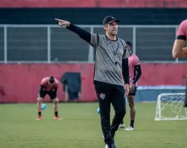 Léo Condé em campo com equipe rubro-negra