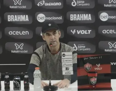 Léo Condé, técnico do Vitória, em entrevista coletiva