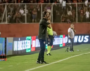 Léo Condé grita à beira do campo no Barradão, mas caldo entornou assim mesmo: 1x0 Criciúma