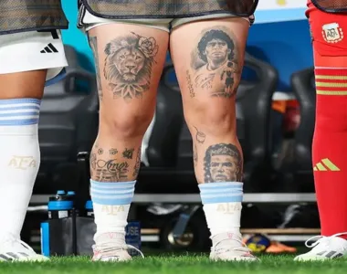 Jogadora tem tatuada em sua perna as imagens de Maradona e Cristiano Ronaldo