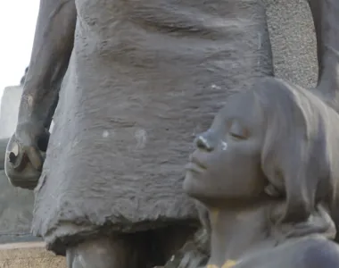 A estátua foi produzida em bronze pelo italiano Pasquale De Chirico