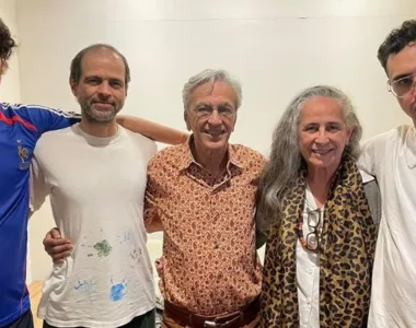 Filho mais novo de Caetano Veloso chama atenção de internautas com foto ousada