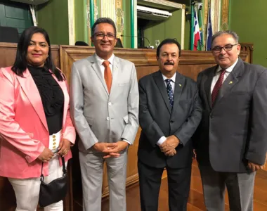 Sessão aconteceu às 18h, no Plenário.