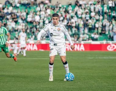 Gegê em ação, na equipe titular, contra o Juventude