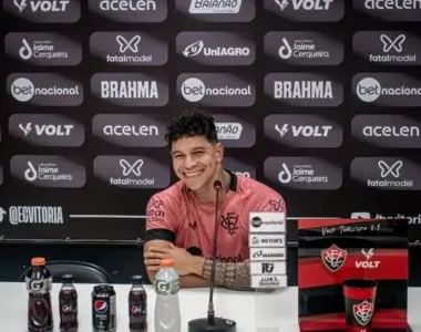 Giovanni concedendo entrevista com a camisa do Vitória