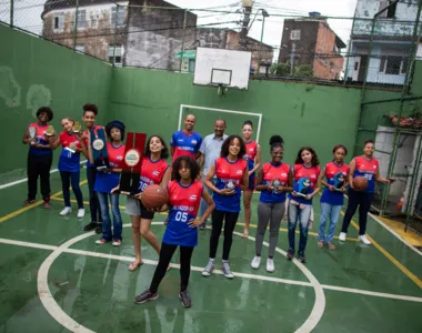 Aulas são realizadas no Colégio Estadual Professor Edson Carneiro para as meninas de 11 a 18 anos