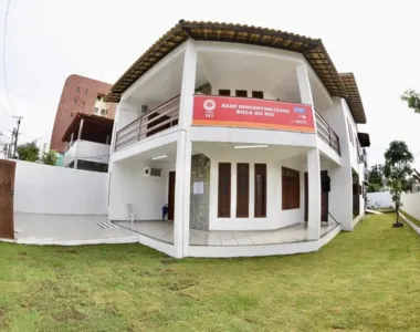 Uma das janelas da base foi quebrada durante a tentativa de invasão