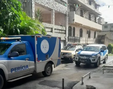 Para executar a jovem, os suspeitos armados invadiram a casa