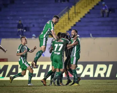 De um lado, o clube perde dois jogadores, enquanto, por outro, conta com os retornos de dois