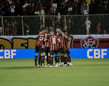 O defensor recebeu terceiro cartão amarelo e outros dois jogadores saíram com dores