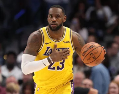 LeBron James descarta aposentadoria e vai jogar sua 21ª temporada na NBA