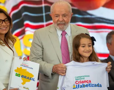 Lula lembrou que, em 2021, mais da metade das crianças terminaram o 2º ano do ensino fundamental sem conseguir ler e escrever