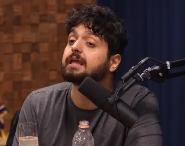 Apresentador bate papinho com PF