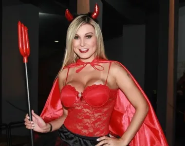 Andressa Urach segue aprontando