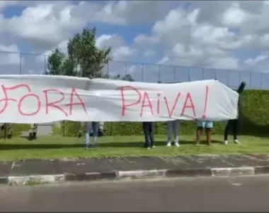 Bandeirão pedindo a saída de Renato Paiva durante o protesto