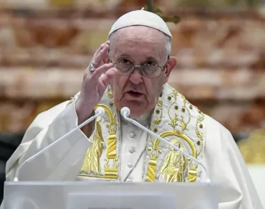 Papa se recupera de cirurgia