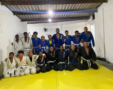 Com tatames e kimonos doados, alunos aprendem a técnica do esporte de luta