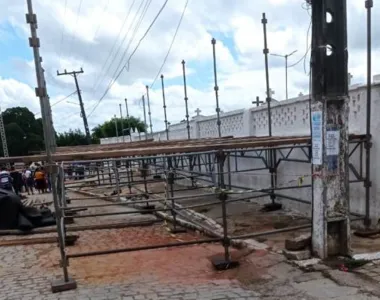 Camarotes são montados no passeio do cemitério de Santa Bárbara