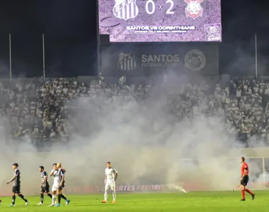 Torcedores santistas jogaram bombas no gramado em clássico paulista