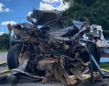 Carro ficou destruído com impacto da batida