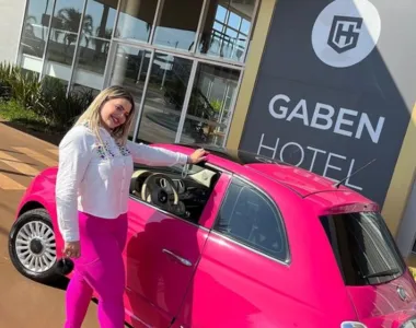 Influenciadora transformou seu Fiat 500 em um carro da Barbie