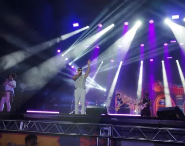 O segundo dia de shows no Parque de São João começou com a apresentação do sertanejo