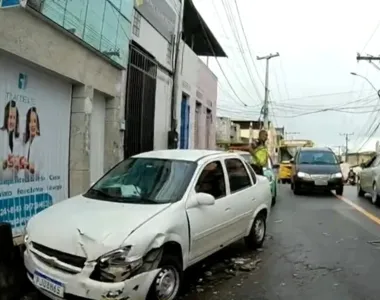 Carros ficaram bastante danificados