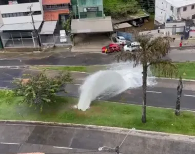 Equipe da Embasa foi até o local para solucionar o problema