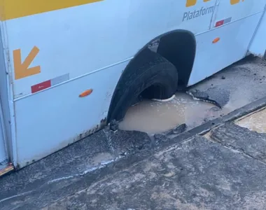 Pneu traseiro do lado direito do ônibus ficou presa no buraco