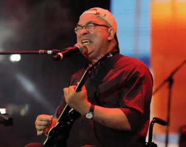O vocalista permanece internado