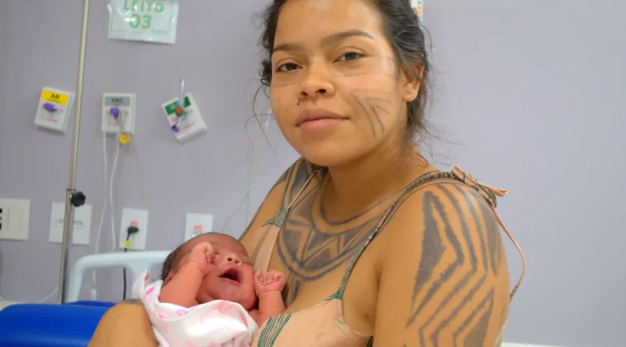 Mãe indígena com seu bebê