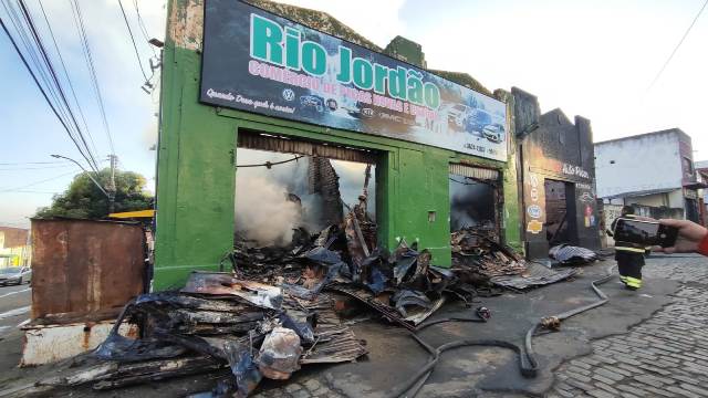 Empresa de autopeças é destruída pelo fogo em Várzea Grande – Só