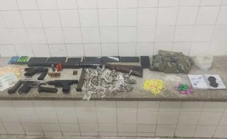 Policiais apreenderam armas, drogas e munições