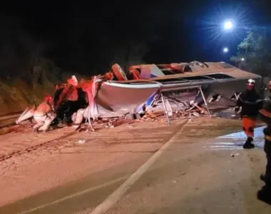 Ônibus com 48 torcedores do Corinthians sofreu um acidente na BR-381 (