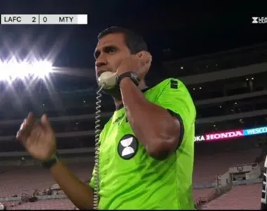 Em imagens, o árbitro aparece segurando o telefone de gancho para se comunicar
