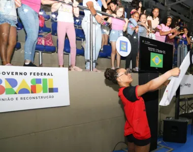 Rebeca Andrade tira selfies com fãs