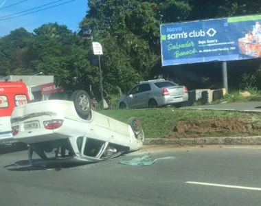 Carro capotou na manhã deste sábado (5)