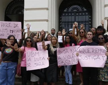 Protesto foi realizado em frente ao Fórum Ruy Barbosa nesta segunda-feira