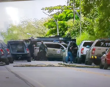 Policiais fazem bloqueio durante a Operação Fauda