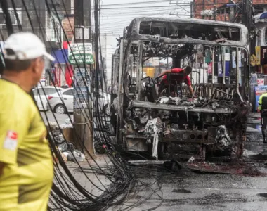 Coletivo incendiado atingiu a fiação e deixou parte do bairro sem energia elétrica