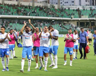 Elenco do Bahia agradecendo a torcida que compareceu em Goiânia