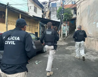 Policiais civis ocuparam alguns bairros da capital nesta terça-feira (17)