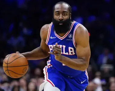 James Harden em ação pelo Philadelphia 76ers