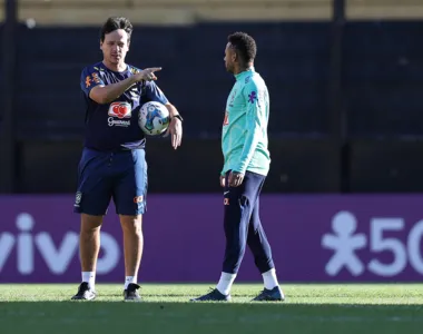 Neymar e Fernando Diniz conversam em treino