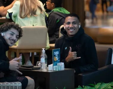 Jogadores estão no saguão do aeroporto de Salvador aguardando uma solução