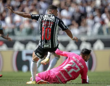 Paulinho supera o goleiro Marcos Felipe para