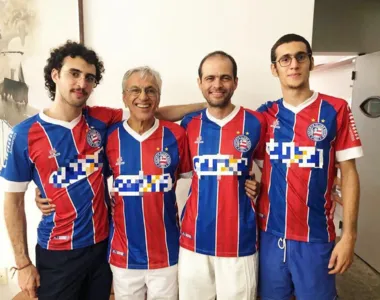 Caetano e seus filhos vestidos com a camisa do Bahia