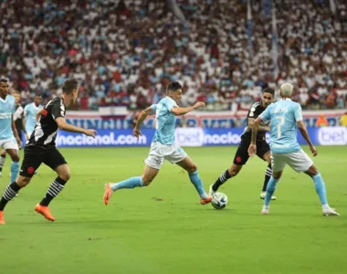 Jogadores de Bahia e Vasco disputam bola no meio de campo